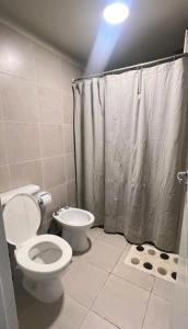 uma casa de banho com um WC e uma cortina de chuveiro em Hermoso Departamento en Ciudad de Mendoza em Mendoza