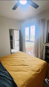 um quarto com uma cama amarela e uma janela em Hermoso Departamento en Ciudad de Mendoza em Mendoza