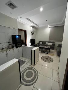 a room with a kitchen and a living room at شقة بغرفتين نوم وصالة بالمحمدية in Abḩur al Janūbīyah