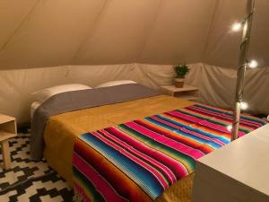 ein Schlafzimmer mit Bett in einem Zelt in der Unterkunft Glamping 3 Idiomas in El Sargento