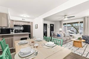 cocina y sala de estar con mesa y sillas en 1BR Pet-Friendly Apartment with King Bed, en Royal Oak
