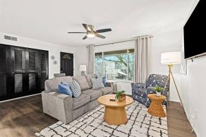 sala de estar con sofá y mesa en 1BR Pet-Friendly Apartment with King Bed, en Royal Oak