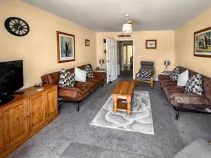 a living room with couches and a flat screen tv at Totland in Wootton Bridge