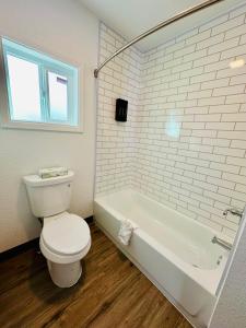 Ein Badezimmer in der Unterkunft Wapiti Lodge