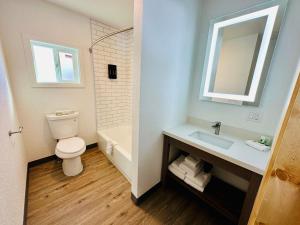 Ein Badezimmer in der Unterkunft Wapiti Lodge