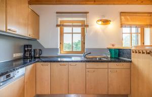 A kitchen or kitchenette at Ferienhaus In Guessing