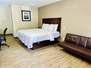 Ein Bett oder Betten in einem Zimmer der Unterkunft Wapiti Lodge