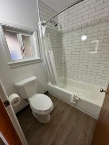 Ein Badezimmer in der Unterkunft Wapiti Lodge