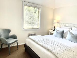 En eller flere senge i et værelse på Autumn Beauty - Alpine Cottage 5