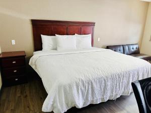 Ein Bett oder Betten in einem Zimmer der Unterkunft Wapiti Lodge