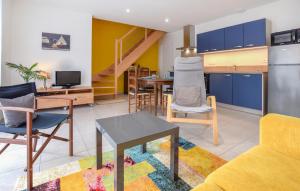 Χώρος καθιστικού στο 2 Bedroom Cozy Home In Gouville-Sur-Mer