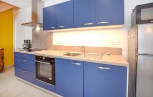 Η κουζίνα ή μικρή κουζίνα στο 2 Bedroom Cozy Home In Gouville-Sur-Mer