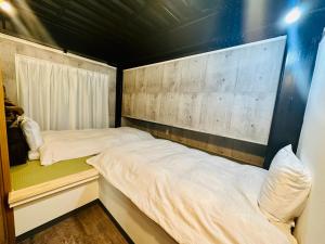 2 camas individuales en una habitación con 3 estrellas que establecen que los valores son los siguientes: en yokohama paradise101 en Yokohama