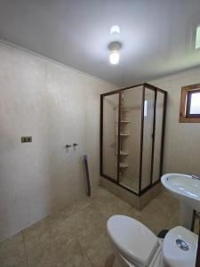 Koupelna v ubytování Cabaña Queule Costero