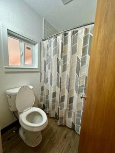 Ein Badezimmer in der Unterkunft Wapiti Lodge
