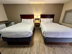 Ein Bett oder Betten in einem Zimmer der Unterkunft Wapiti Lodge