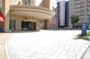 um edifício com um sinal de estacionamento em frente em Hotel Lifort Sapporo em Sapporo