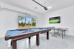 Biliár nebo kulečník v ubytování Tranquil Vista Luxury Estate - Your Ultimate Weekend Haven