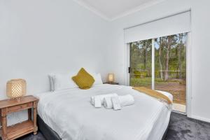 Postel nebo postele na pokoji v ubytování Tranquil Vista Luxury Estate - Your Ultimate Weekend Haven + 37 fotografií