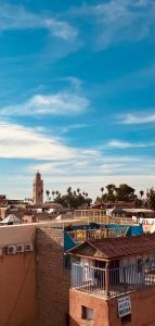 Hotel Dar Youssef 1 في مراكش: اطلالة على مبنى من الطوب مع سماء زرقاء