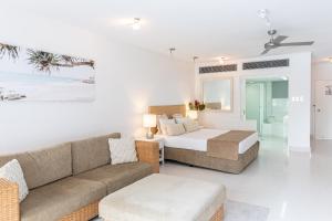 un soggiorno con letto e divano di Club Tropical Resort with Onsite Reception & Check In a Port Douglas