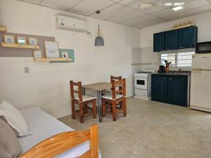 福爾摩沙的住宿－Pringles Dpto Temporario 2，一间厨房,里面配有桌椅
