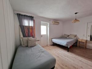 1 dormitorio con 2 camas y ventana en Porthos, bonito apartamento zona Puerta del Ángel en Madrid