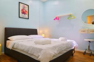 Schlafzimmer mit einem Bett mit weißer Bettwäsche und einem Spiegel in der Unterkunft Adno Homestay#3BR#2 Queen 1 Single 1 Sb#IKEA#High Speed Wifi#6pax in Simpang Ampat