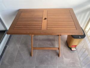 - une table en bois installée au dernier étage dans l'établissement La Marinotel, au Diamant