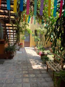 einen Innenhof mit bunten Flaggen, die von einem Gebäude hängen in der Unterkunft Acogedora habitación privada en Jalatlaco in Oaxaca de Juárez