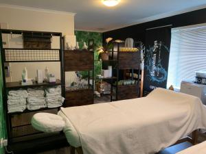 - une chambre avec un lit et une étagère de serviettes dans l'établissement B-Ks Premier Motel Palmerston North, à Palmerston North