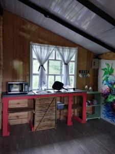 escritorio rojo en una habitación con ventana en Cabaña Rural de Montaña en La Cima de Dota, 
