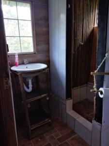 uma casa de banho com um lavatório e uma janela em Cabaña Rural de Montaña en La Cima de Dota 