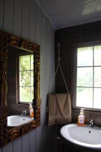 Baño con 2 lavabos y espejo en Cabaña Rural de Montaña en La Cima de Dota, 