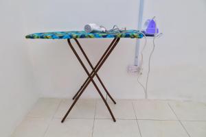 una mesa con un teléfono sentado encima en Adno Homestay#4BR#12 Single 2 Sb#High Speed Wifi#14pax, en Simpang Ampat