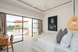 En eller flere senge i et værelse på Villa Mayasa, 4-bedroom private luxury villa with Rooftop in Seseh Beach + 58 billeder