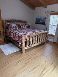 ヘンダーソンビルにあるThe Dream Road Escape Cabin and Hot Tubの部屋に木製のベッドがある寝室 +33枚の写真