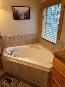 ヘンダーソンビルにあるThe Dream Road Escape Cabin and Hot Tubの浴室にある大きな白い浴槽