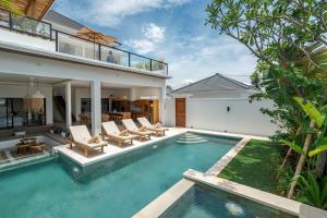 Swimmingpoolen hos eller tæt på Villa Mayasa, 4-bedroom private luxury villa with Rooftop in Seseh Beach
