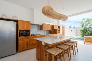 Køkken eller tekøkken på Villa Mayasa, 4-bedroom private luxury villa with Rooftop in Seseh Beach