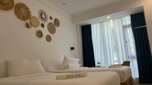 Cette chambre comprend 2 lits et une fenêtre. dans l'établissement Fun Hotel, à Panglao
