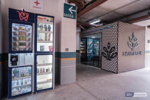 una tienda con dos máquinas expendedoras en un edificio en MH 50202 - Maravilhoso Studio Expo Center AC/WF/VG, en São Paulo