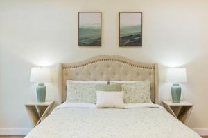 1 dormitorio con 1 cama con 3 cuadros en la pared en Marbella Lane - 4BR Cozy Home en West Covina