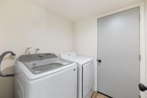 una lavadora y secadora blancas en una lavandería blanca en Marbella Lane - 4BR Cozy Home en West Covina