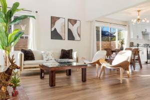 sala de estar con sofá, sillas y mesa en Marbella Lane - 4BR Cozy Home en West Covina