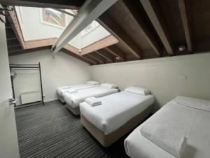 Habitación con 4 camas en una habitación con ventanas en White Crystal 210 Ski In, Ski Out, en Monte Hotham