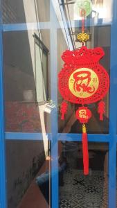 カントーにあるNhu's House 2の中国の看板が貼られたガラス戸