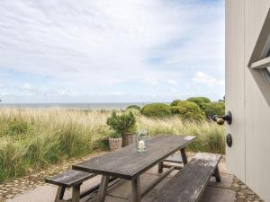 a picnic table with a view of the ocean at Moby Dick von Appartements & Mehr in Munkmarsch
