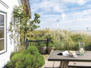 a patio with a table and a view of the ocean at Moby Dick von Appartements & Mehr in Munkmarsch