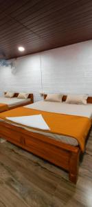2 camas individuais num quarto com em Coorg view estate Homestay em Madikeri
